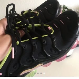 NIKE VAPORMAX pink & green workout sneaker…